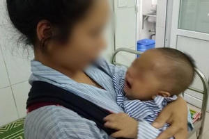 Mẹ nhỏ sữa chữa đau mắt, con 7 tháng tuổi bị hỏng giác mạc