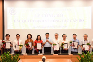Hà Nội công bố 10 quyết định về công tác cán bộ