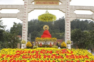 Chưa đến giờ khai mạc, hàng trăm Phật tử vái vọng Phật ngọc sau bức màn che