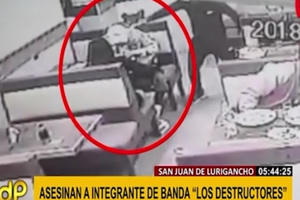 [Clip]: Ngồi ăn với bạn gái, nam thanh niên bị bắn chết