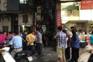 Hà Nội: Kẻ đâm người bị thương rồi cổ thủ trong nhà sau gần 7 tiếng đã ra ngoài