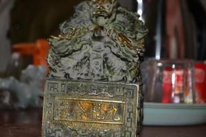 Nghệ An: Đào đất phát hiện vật lạ nghi là ngọc tỷ của vua chúa thời xưa