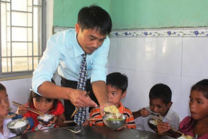 Câu chuyện của những người thầy gần 20 năm cõng học sinh đến trường