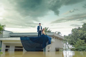 Bất chấp mưa lũ dâng cao, cô dâu chú rể Ninh Bình vẫn leo lên nóc nhà chụp ảnh cưới gây "sốt" MXH