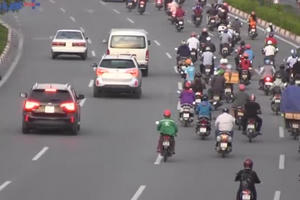 TP HCM: Ô tô "lép vế" trước xe máy trên đường Phạm Văn Đồng