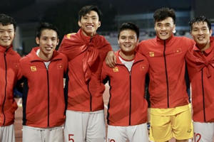 Có ai nhớ ngày bầu Hiển chấm Văn Hậu?