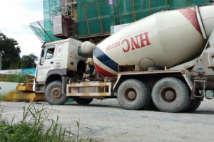 Bình Dương: Xe quá tải "đe dọa" đường đê bao sông Sài Gòn