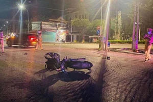 Tin tai nạn giao thông ngày 3/12: Xe máy tông ô tô giữa ngã tư, 3 người thương vong Tin tai nạn giao thông ngày 3/12: Xe máy tông ô tô giữa ngã tư, 3 người thương vong