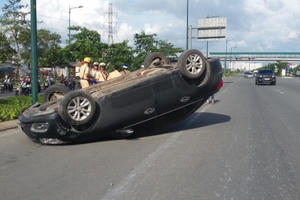 Tài xế lom khom chui ra từ ô tô lật chỏng vó