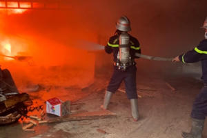 Cháy dữ dội tại xưởng chế biến gỗ lúc rạng sáng