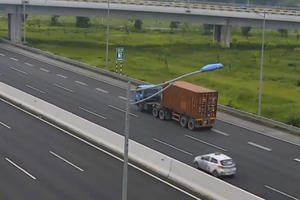 Xe container đi lùi trên cao tốc Hà Nội – Hải Phòng