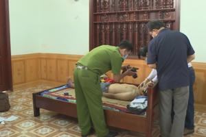 Đắk Lắk: Phát hiện con trai treo cổ trên cây, người cha ngất lên ngất xuống