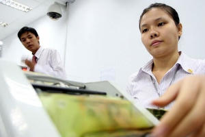 Ngân hàng khó hạ lãi suất vì đang vướng nợ xấu?