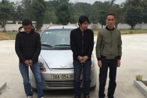 Bị CSGT kiểm tra, tài xế ném ma túy ra cửa xe để phi tang