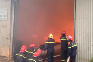 Cận cảnh công tác khống chế đám cháy "khủng" tại KCN Ngọc Hồi