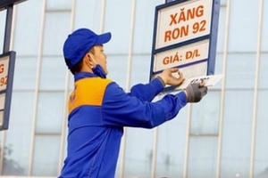 Giá xăng giảm 380 đồng/lít, vẫn giữ mức trên 20.000 đồng/lít Giá xăng giảm 380 đồng/lít, vẫn giữ mức trên 20.000 đồng/lít