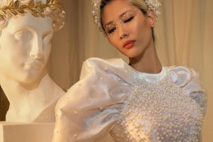 Hằng Nguyễn diện áo dài đậm chất phương Đông