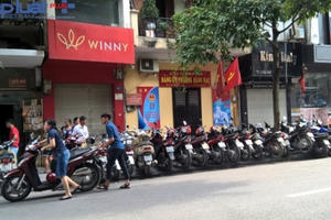 Hà Nội: Xung quanh phố đi bộ tràn ngập các bãi trông xe tự phát, với giá "trên trời"