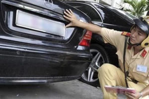Hơn 20 nghìn ô tô phải nộp lại biển số và giấy đăng ký từ đầu năm 2022