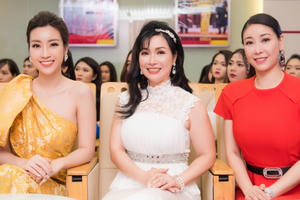 Hoa hậu Đỗ Mỹ Linh "đọ sắc" cùng các nàng hậu đàn chị tại Sơ khảo Khu vực phía Nam Hoa hậu Việt Nam Hoa hậu Đỗ Mỹ Linh "đọ sắc" cùng các nàng hậu đàn chị tại Sơ khảo Khu vực phía Nam Hoa hậu Việt Nam