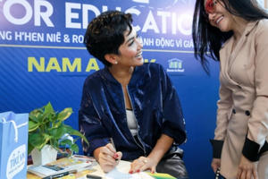 Hoa hậu H'Hen Niê quyết tâm bán sách xây dựng thư viện Room To Read