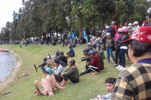 Lâm Đồng: Hàng trăm người dân theo dõi tìm kiếm người phụ nữ nghi nhảy hồ Xuân Hương