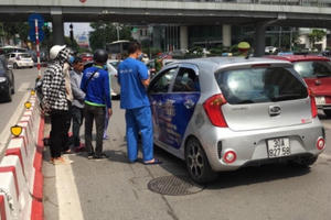 Hà Nội: Bàng hoàng phát hiện người đàn ông tử vong trong xe ôtô