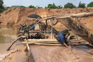 Ðấu giá mỏ, có​ chặn được​ 'cát tặc'?