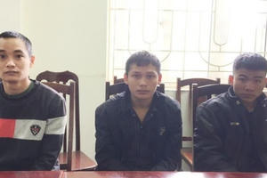 Bắt các đối tượng sản xuất tiền giả chỉ bằng máy photo màu và máy ép plastic