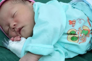 Bé trai 15 ngày tuổi tìm thấy trong thùng rác vẫn chưa tìm được thân nhân