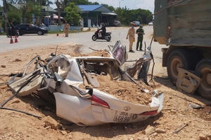 Cháu bé 6 tuổi thoát chết thần kỳ trong chiếc xe con bị "vò nát"