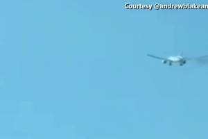 [Clip]: Hãi hùng cảnh Boeing 777 bốc cháy, bắn lửa trên không