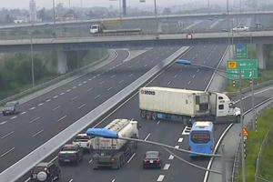 Tước bằng lái 5 tháng, xử phạt 7 triệu đồng đối với tài xế container đi ngược chiều trên cao tốc HN - HP