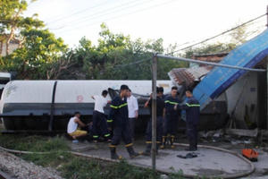 Xe bồn chở ga bị tàu hỏa “thổi bay” cả chục mét