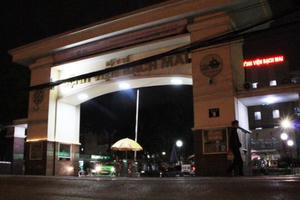 Hà Nội: Người nhà bệnh nhân co ro trong bệnh viện dưới cái rét 9 độ C