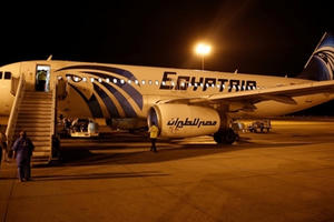 Phát hiện đáng sợ: Nữ tiếp viên EgyptAir đăng ảnh máy bay chìm lên Internet