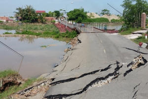 Sạt lở nghiêm trọng, đường dẫn lên cầu phao sông Hóa tụt xuống lòng sông