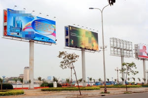 Hà Nội: Những bất cập đến từ tấm biển quảng cáo thương mại