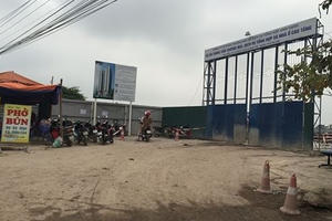 Dự án Tứ Hiệp Plaza: Chủ đầu tư và nhà thầu "bỏ ngoài tai" lệnh cấm Dự án Tứ Hiệp Plaza: Chủ đầu tư và nhà thầu "bỏ ngoài tai" lệnh cấm