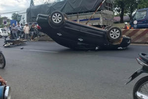 Né xe máy, xế hộp lật nhào trên quốc lộ 1