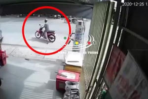 [Clip]: Người đàn ông tự ngã ra đường bị xe ben cán qua người tử vong