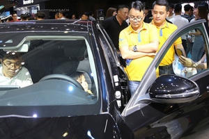 Tồn kho tăng cao, ô tô giảm giá trăm triệu đẩy hàng cuối năm