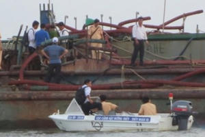 Hà Nội: Bắt giữ nhiều tàu khai thác cát trái phép