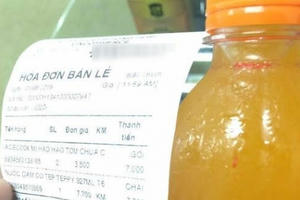 Vì sao chai nước cam của Coca Cola có vật lạ đỏ như máu?