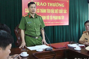 Công an Nghệ An trao thưởng vụ bắt 2 kẻ mang 30 bánh ma túy đi tiêu thụ Công an Nghệ An trao thưởng vụ bắt 2 kẻ mang 30 bánh ma túy đi tiêu thụ