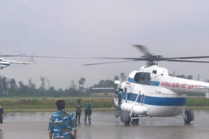 Theo những chuyến bay cứu nạn trong mưa lũ miền Trung