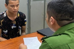 Cưỡng chế hiếp dâm bất thành, khách nam vung dao cắt cổ bà chủ quán bia