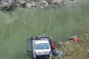 Xe tải chở 3 người mất lái lao xuống dòng Nậm Mộ lúc 1h sáng