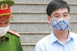 Tại tòa, cựu Trưởng phòng PA83 Công an tỉnh Hòa Bình nói gì sau cáo buộc "Có chống lưng rồi, lo gì"?