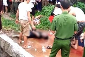 Hà Nội: Phát hiện người đàn ông chết bất thường dưới mương nước